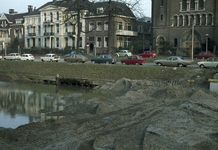 801542 Gezicht op de gedeeltelijk gedempte Stadsbuitengracht te Utrecht, met op de achtergrond het Willemsplantsoen.